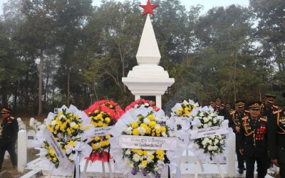 ການນໍາແຂວງໄຊຍະບູລີ ວາງພວງມາລາຢູ່ສຸສານທະຫານແຂວງ