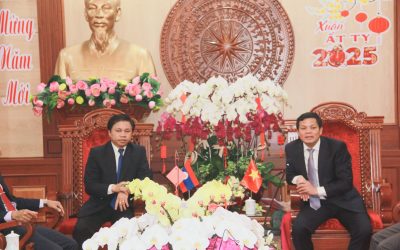 ຄະນະນຳແຂວງອັດຕະປື ຢ້ຽມຢາມແລະອວຍພອນຄະນະນຳແຂວງກອນຕູມ