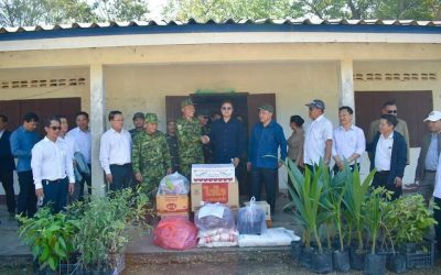 ເຈົ້າແຂວງສະຫວັນນະເຂດ ຢ້ຽມຢາມນາຍ ແລະ ພົນທະຫານ, ຢ້ຽມປະຊາຊົນ ບ້ານດອນຖ້ຳເງິນ ເມືອງໄຊພູທອງ.