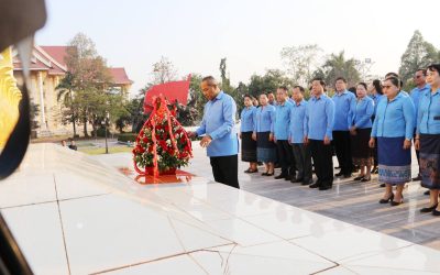 ຄະນະບໍລິຫານງານສູນກາງສະຫະພັນກໍາມະບານລາວ ວາງກະຕ່າດອກໄມ້ໜ້າຮູບຫຼໍ່ປະທານ ໄກສອນ ພົມວິຫານ