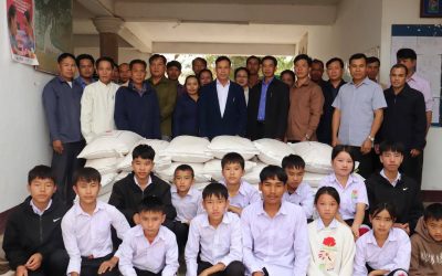 ມອບເຂົ້າໃຫ້ນັກຮຽນທີ່ອາໃສກິນນອນຢູ່ຫໍພັກ ແລະ ນັກຮຽນທີ່ດ້ອຍໂອກາດຢູ່ໃນຄອບຄົວທຸກຍາກຂາດເຂີນ