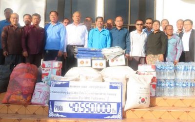 ມອບເຄື່ອງຊ່ວຍເຫຼືອບັນເທົາທຸກໃຫ້ຄະນະກຳມະການຄຸ້ມຄອງໄພພິບັດເມືອງໄຊບົວທອງ