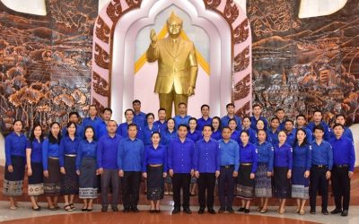 ຊາວໜຸ່ມ ກະຊວງ ຖວທ ວາງກະຕ່າດອກໄມ້ຕໍ່ໜ້າຮູບຫລໍ່ປະທານ ໄກສອນ ພົມ ວິຫານ