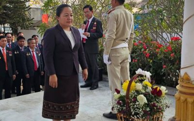 ການນຳເມືອງຮຸນ ວາງກະຕ່າດອກໄມ້ຢູ່ອານຸສອນ ປະທານ ໄກສອນ ພົມວິຫານ
