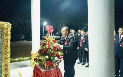 ການນໍາພັກ-ລັດ ເມືອງເຟືອງ ວາງກະຕ່າດອກໄມ້ຕໍ່ໜ້າຮູບປັ້ນຫຼໍ່ ຂອງທ່ານ ປະທານ ໄກສອນ ພົມວິຫານ