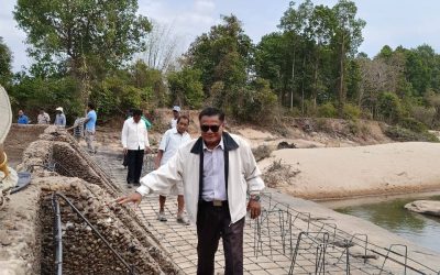 ເຈົ້າເມືອງລະຄອນເພັງ ພ້ອມຄະນະລົງຕິດຕາມການກໍ່ສ້າງໂຄງການສ້ອມແປງຊົນລະປະທານອ່າງເກັບນ້ຳແກ້ງໂຕນ ບ້ານດ່ານນາເລົາ.