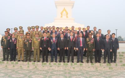 ການນຳພັກ-ລັດ ແຂວງຜົ້ງສາລີ ວາງພວງມາລາ ແລະ ກະຕ່າດອກໄມ້ ໃນໂອກາດວັນສ້າງຕັ້ງພັກ ຄົບຮອບ 70 ປີ