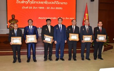ຫສພ ປະດັບຫຼຽນກາລະນຶກ 70 ປີ ພັກ ປປ ລາວ