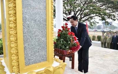 ການແຂວງຈໍາປາສັກ ວາງພວງມາລາ ແລະກະຕ່າດອກໄມ້ ໃນໂອກາດວັນສ້າງຕັ້ງພັກ ຄົບຮອບ 70 ປີ