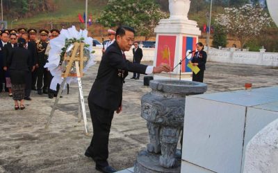 ການນຳ ໄຊສົມບູນ ວາງພວງມາລາ ສະເຫຼີມສະຫຼອງວັນສ້າງຕັ້ງພັກ