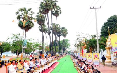ຊາວແຂວງສະຫວັນນະເຂດ ຮ່ວມກັນຕັກບາດເປັນມື້ສຸດທ້າຍຂອງກິດຈະກຳຕັກບາດແດ່ພຣະສົງ 108 ອົງ