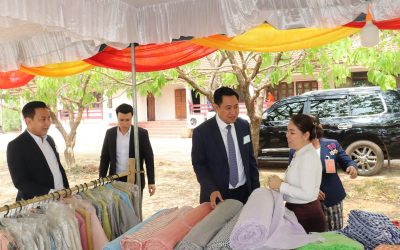ເລຂາພັກແຂວງຈຳປາສັກ ຢ້ຽມຊົມຮ້ານວາງສະແດງສິນຄ້າ​ ໃນກອງປະຊຸມ​ອົງຄະນະພັກເມືອງຊະນະສົມບູນ