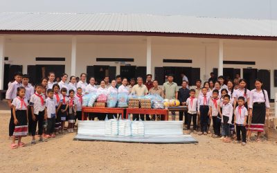 ຄອບຄົວການນຳເມືອງຫົງສາມອບເຄື່ອງຊ່ວຍເຫຼືອໃຫ້ນ້ອງນັກຮຽນໂຮງຮຽນປະຖົມ ແລະ ມໍຕົ້ນ ທ່າຊ່ວງ.