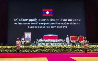 ສະຫາຍ ຟ້າມ ມິງ ຈິງ ພ້ອມຄະນະ ເຂົ້າວາງພວງມາລາ ໄວ້ອາໄລເຖິງ ສະຫາຍ ພົນເອກ ຄໍາໄຕ ສີພັນດອນ