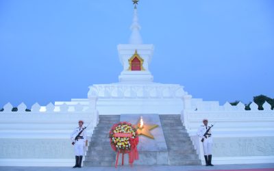 ການນຳກະຊວງ ປກສ ວາງພວງມາລາ ແລະ ກະຕ່າດອກໄມ້ ໃນໂອກາດວັນສ້າງຕັ້ງກໍາລັງ ປກສ ຄົບຮອບ 64 ປີ