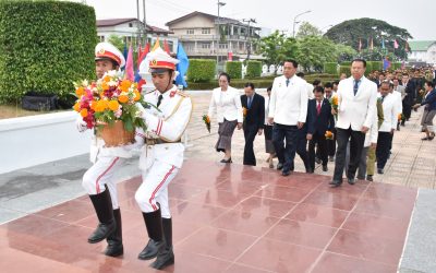 ການນຳພັກ-ລັດຂອງແຂວງສະຫວັນນະເຂດ ເຂົ້າວາງກະຕ່າດອກໄມ້ເນື່ອງໃນໂອກາດວັນຄ້າຍວັນເກີດທ່ານ ໜູຮັກ ພູມສະຫວັນ