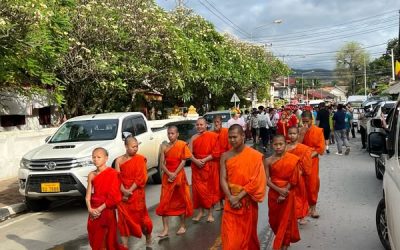 ຫຼວງພະບາງ ຮ່ວມສືບສານປະເພນີເອົານ້ຳທ່ຽງຂອງປູ່ເຍີຍ່າເຍີ