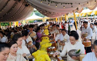 ມວນຊົນຮ່ວມກັນໃສ່ບາດຖວາຍເຄື່ອງອັດຖະບໍລິຂານ ແດ່ພະອາຈານໃຫຍ່ ມະຫາບຸນມາ ສີມມາພົມ