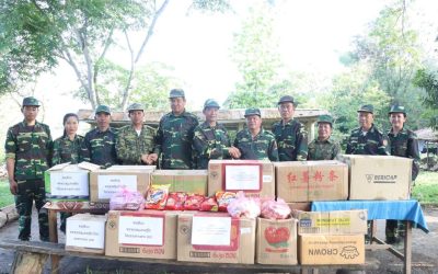 ກອງພົນທີ 2 ຢ້ຽມຢາມ ແລະ ມອບເຄື່ອງ ໃຫ້ພະນັກງານ-ນັກຮົບ ທີ່ປະຕິບັດໜ້າທີ່ຢູ່ແນວໜ້າ