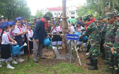 ທ່ານ ທອງລຸນ ສີສຸລິດ ຮ່ວມປູກຕົ້ນໄມ້ໃນໂອກາດວັນເດັກນ້ອຍສາກົນ ແລະ ວັນປູກຕົ້ນໄມ້ແຫ່ງຊາດ