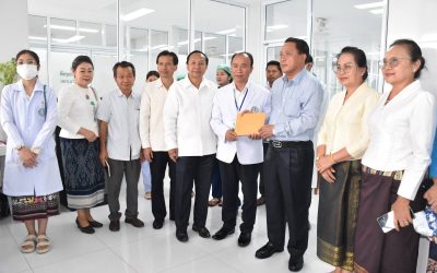 ເຈົ້າແຂວງສະຫວັນນະເຂດ ພົບປະຢ້ຽມຢາມແພດໝໍ ແລະ ຄົນເຈັບ ຢູ່ໂຮງໝໍແຂວງ