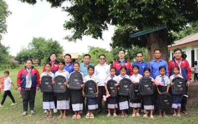 ອາສາສະໝັກຊາວໜຸ່ມລະດູແລ້ງສີແດງ ນະຄອນໂຮຈິມິນ ຈັດກິດຈະກຳກວດພະຍາດ ແລະ ມອບເຄື່ອງຊ່ວຍເຫຼືອໃຫ້ປະຊາຊົນ ຢູ່ບ້ານໃຫຍ່ອຸດົມ.