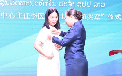 ລັດຖະບານລາວ ມອບຫຼຽນກາມິດຕະພາບໃຫ້ຫົວໜ້າສູນວັດທະນະທຳຈີນປະຈຳລາວ