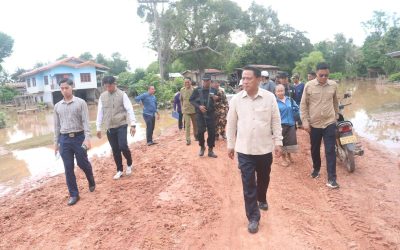 ເຈົ້າແຂວງສະຫວັນນະເຂດ ລົງຊີ້ນຳການຮັບມືນ້ຳຖ້ວມ ພ້ອມມອບເຄື່ອງຊ່ວຍເຫຼືອ ຢູ່ເມືອງຊົນນະບູລີ