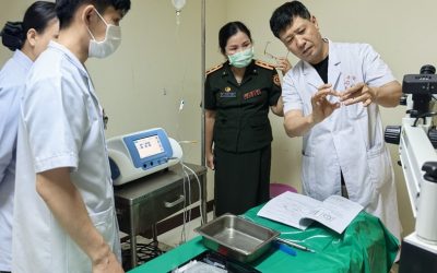ທີມແພດຈີນ ຊ່ວຍເຫຼືອຜ່າຕັດຕໍ້ກະຈົກຕາດ້ວຍຄື້ນແສງຄວາມຖີ່ສູງ ເຄື່ອງທຳອິດຢູ່ໂຮງໝໍ 103