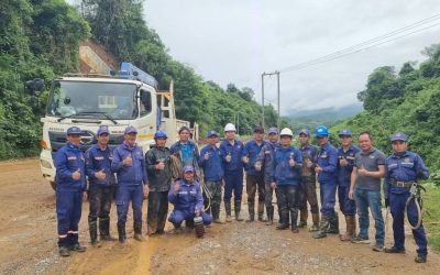 ລັດວິສາຫະກິດໄຟຟ້າລາວ ສາຂາແຂວງຊຽງຂວາງ ປະຕິບັດພາລະກິດການສ້ອມແປງ ແກ້ໄຂລະບົບຈຳໜ່າຍໄຟຟ້າ ທີ່ໄດ້ຮັບຄວາມເສຍຫາຍເປ່ເພ ຈາກໄພພິບັດທຳມະຊາດ.