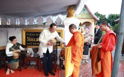 ນາຍົກລັດຖະມົນຕີ ຮ່ວມໃສ່ບາດ ບຸນຫໍ່ເຂົ້າປະດັບດິນ ຢູ່ນະຄອນຫລວງພະບາງ