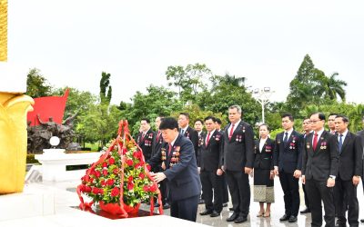ຄະນະພັກ ຫສນຍ ວາງພວງມາລາ ແລະ ກະຕ່າດອກໄມ້