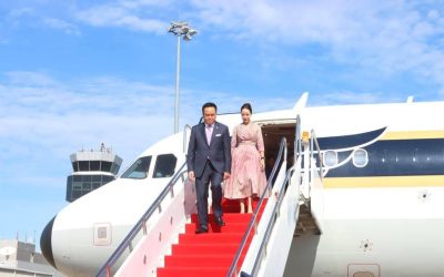 ນາຍົກລັດຖະມົນຕີໄທ ພ້ອມດ້ວຍພັນລະຍາ ແລະ ຄະນະ ເດີນທາງເຖິງນະຄອນຫຼວງວຽງຈັນ