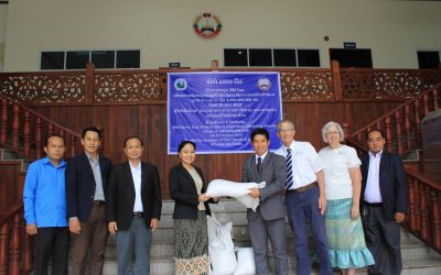 ອົງການໃຈບຸນສາກົນ ເດເຊເຣັດ ຫຼື ດີໄອຊີ ໄດ້ນໍາເອົາເຂົ້າສານຈໍານວນ 300 ໂຕນ ລວມມູນຄ່າ 4 ຕື້ກວ່າກີບ ມາມອບໃຫ້ສູນກາງແນວລາວສ້າງຊາດ