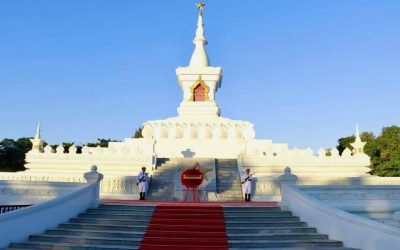ການນຳຂັ້ນສູງພັກ-ລັດ ນຳໂດຍສະຫາຍ ທອງລຸນ ສີສຸລິດ ເລຂາທິການໃຫຍ່ຄະນະບໍລິຫານງານສູນກາງພັກປະທານປະເທດ ພ້ອມດ້ວຍຄະນະ ໄດ້ເຂົ້າວາງພວງມາລາຢູ່ອະນຸສາວະລີນັກຮົບນິລະນາມ (ດາວແດງ) ແລະ ວາງກະຕ່າດອກໄມ້ ຢູ່ຫໍພິພິທະພັນ ໄກສອນ ພົມວິຫານ