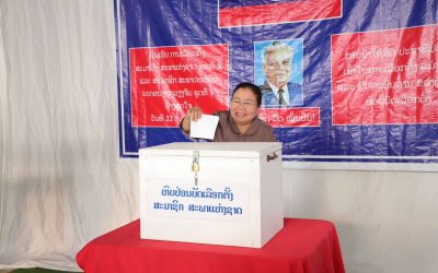 ທ່ານນາງ ສີໃສ ລືເດດມູນສອນ ປ່ອນບັດເລືອກຕັ້ງຢູ່ບ້ານພະຂາວ