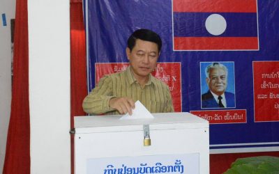 ທ່ານ ສະເຫຼີມໄຊ ກົມມະສິດ ຮ່ວມປ່ອນບັດເລືອກຕັ້ງ ສສຊ-ສສ ນວ ຢູ່ໜ່ວຍເລືອກຕັ້ງຫ້ອງການບ້ານໂພນສີນວນ