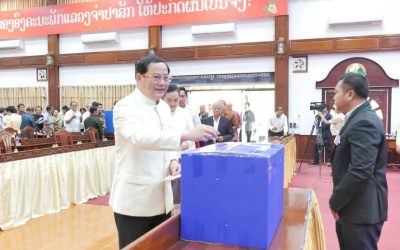 ນາຍົກລັດຖະມົນຕີ ໃຊ້ສິດເລືອກຕັ້ງ ຮ່ວມກັບມວນຊົນຊາວແຂວງຈໍາປາສັກ ຢ່າງເປັນຂະບວນຟົດຟື້ນ