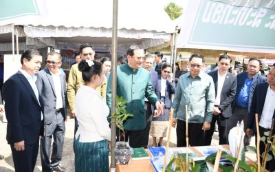ທ່ານ​ ສອນໄຊ​ ສີພັນດອນ​ ຮ່ວມຊົມຮ້ານວາງສະແດງຂໍ່ານັບຊົມເຊີຍກອງປະຊຸມສະຫຼຸບວຽກງານກະສິກໍາ ແລະ ສິ່ງແວດລ້ອມ​ ປະຈໍາປີ 2025