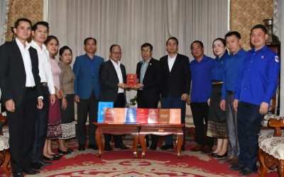 ສະພາທິດສະດີສູນກາງພັກ ມອບປຶ້ມໃຫ້ ມຊ