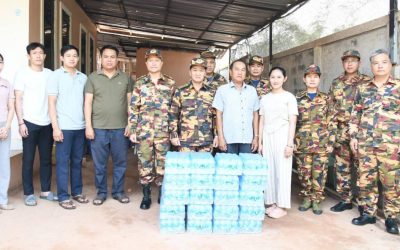 ຮອງລັດຖະມົນຕີກະຊວງ ປກສ ລົງຢ້ຽມຢາມ-ມອບເງິນຊ່ວຍເຫຼືອຄອບຄົວນາຍ ແລະ ພົນຕໍາຫຼວດ ທີ່ໄດ້ຜົນກະທົບຈາກພະຍຸລະດູຮ້ອນ