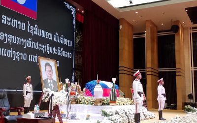 ຜູ້ປະຈຳການຄະນະເລຂາທິການສູນກາງພັກກອມມູນິດຫວຽດນາມ ເຂົ້າວາງພວງມາລາ ໄວ້ອາໄລ ຕໍ່ການຈາກໄປຂອງ ສະຫາຍ ໄຊສົມພອນ ພົມວິຫານ